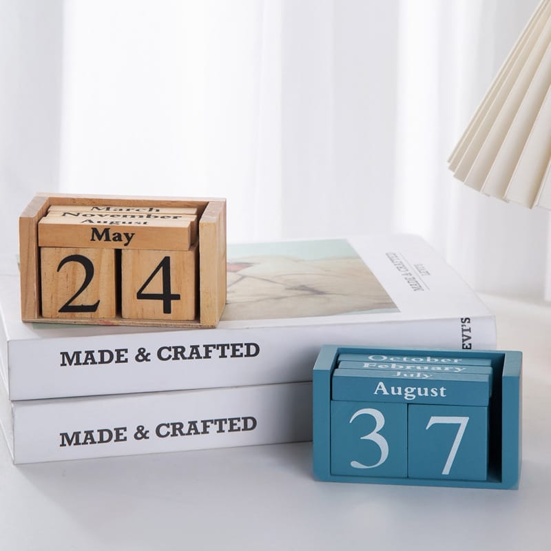 Zwei Holzblockkalender; einer zeigt den 21. Mai, der andere den 37. August. Stilvolle Schreibtischdekoration.