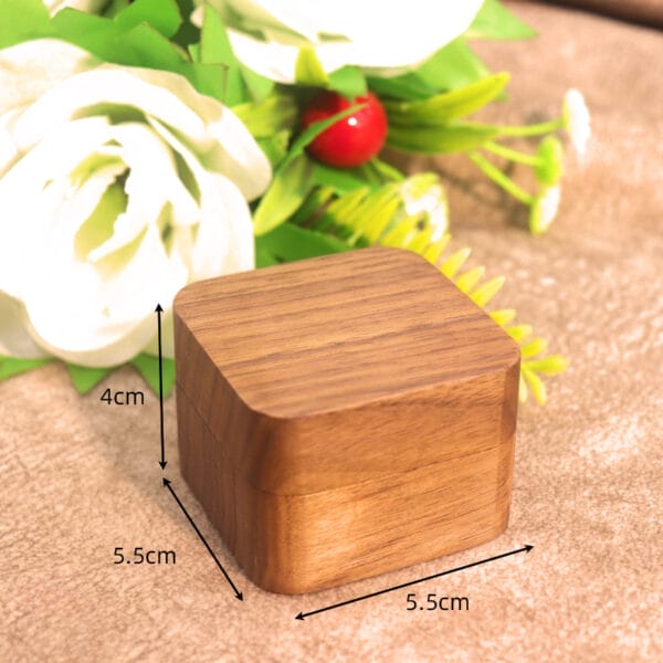 Quadratische Walnussholz-Ringbox, 5,5 x 5,5 x 4 cm. Elegante Aufbewahrung für Verlobungsringe.