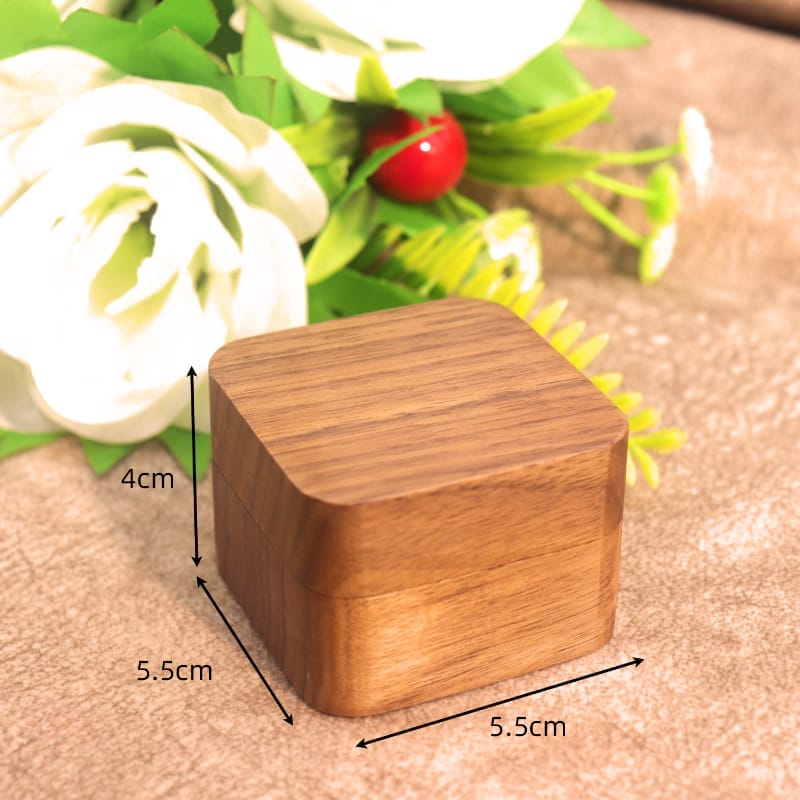 Quadratische Walnussholz-Ringbox, 5,5 x 5,5 x 4 cm. Elegante Aufbewahrung für Verlobungsringe.