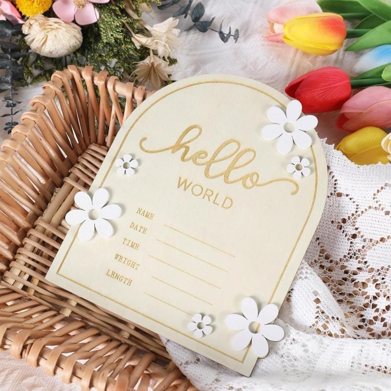 Hölzerne „Hallo Welt“-Geburtsanzeigetafel mit floralen Akzenten; Platz für Name, Datum, Uhrzeit, Gewicht, Größe.
