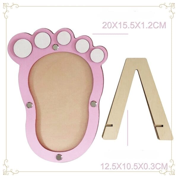 Rosa Bilderrahmen mit Baby-Fußabdrücken und Holzständer. Perfekt als Taufgeschenk.