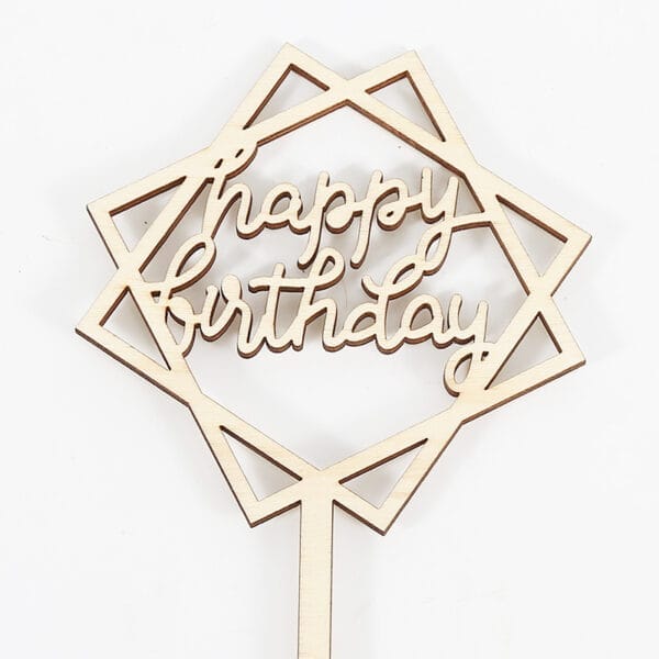 Tortenaufsatz aus Holz „Happy Birthday“ mit geometrischem Design. Perfekt für Geburtstagsfeiern.
