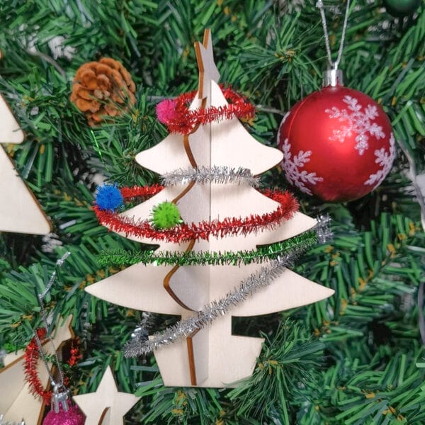 Weihnachtsbaum-Bastelset aus Holz, dekoriert mit buntem Lametta. Miniatur-Weihnachtsbaum für Kinder.