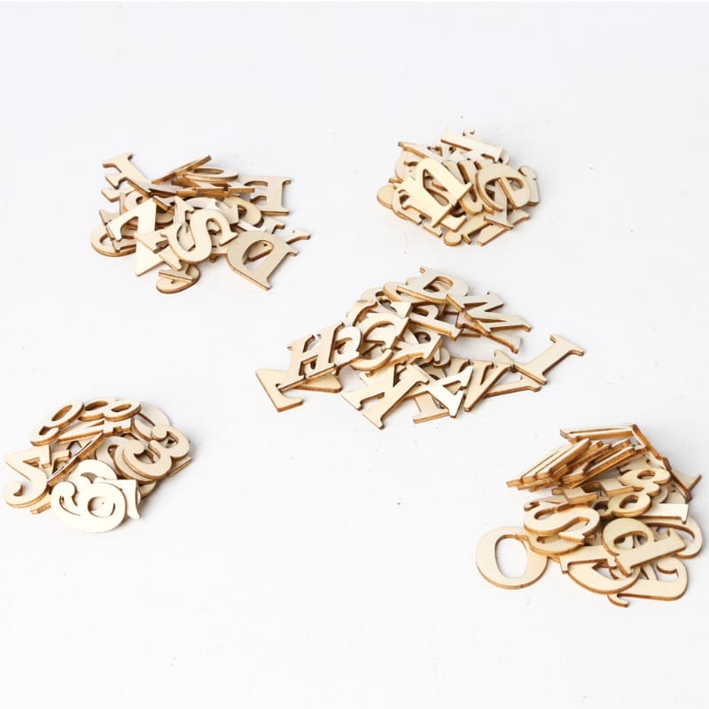 Sortiment an Buchstaben- und Zahlenausschnitten aus Holz