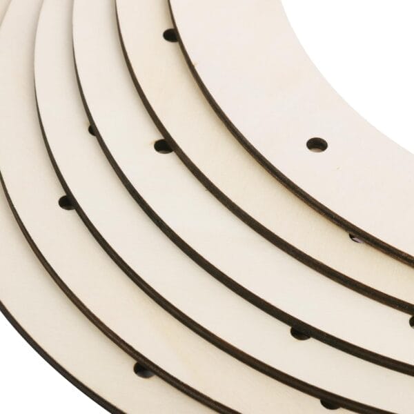 Gestapelte, unbehandelte, runde Holzkränze, ideal für Bastelarbeiten und kreative Dekorationen. Großhandel erhältlich.