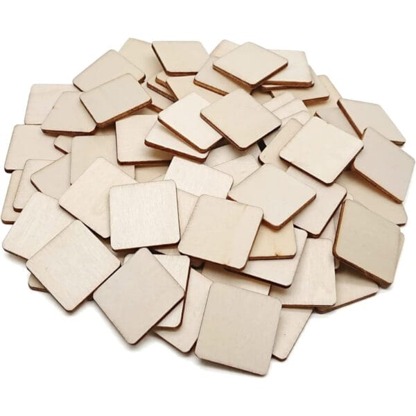 Stapel unbearbeiteter, lasergeschnittener quadratischer Holzstücke. Ideal für Bastelarbeiten und geometrische Projekte.