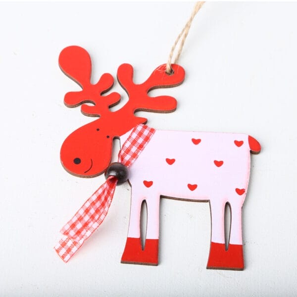 Niedliches Weihnachtsornament aus Holz mit Rentiermotiven in Rot und Rosa. Perfekt für die selbstgemachte Weihnachtsdekoration.