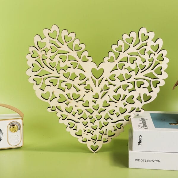 Aufwendige Herzdekoration aus Holz, perfekt für Hochzeiten. Großhandel mit Herzornamenten aus Holz.