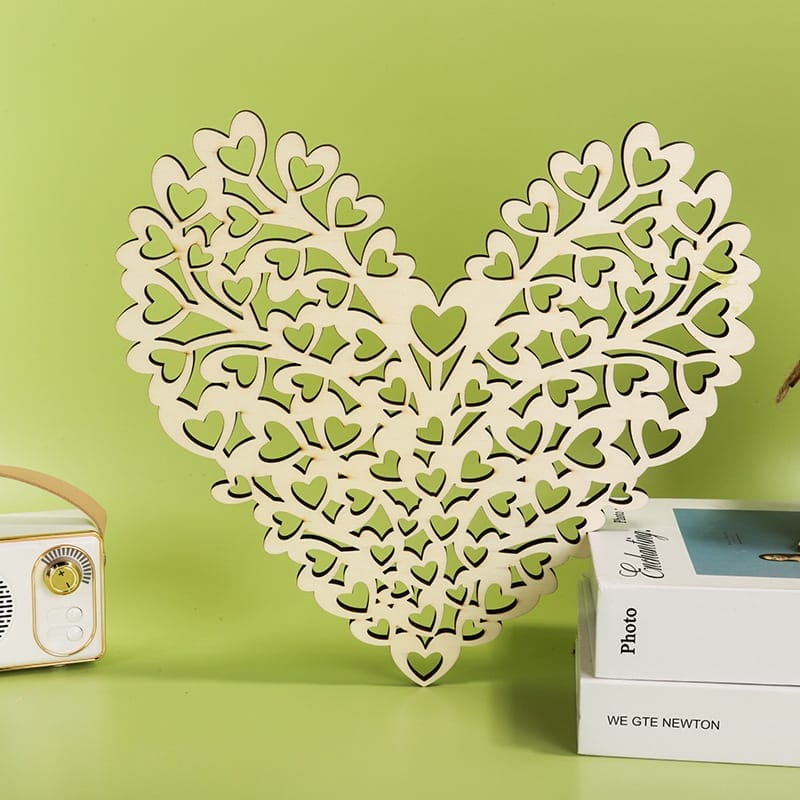Aufwendige Herzdekoration aus Holz, perfekt für Hochzeiten. Großhandel mit Herzornamenten aus Holz.