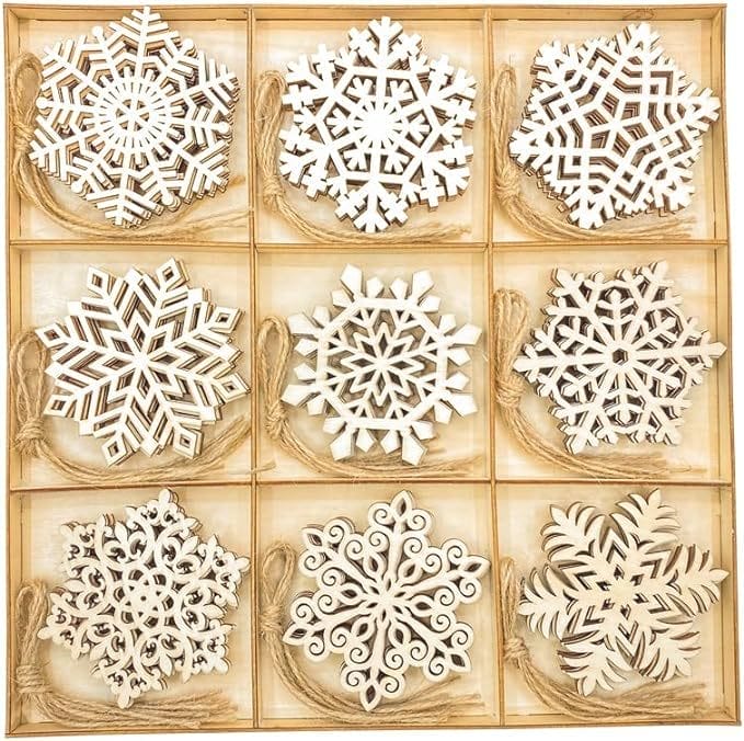 Zwölf hölzerne Schneeflockenornamente in einer Schachtel, bereit zum Weihnachtsdekorieren.