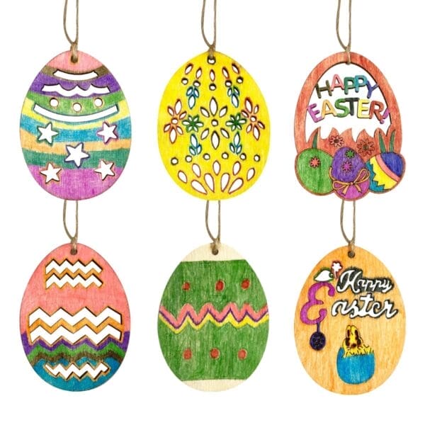 Sechs unfertige Ostereier-Ornamente aus Holz; einige sind mit bunten Motiven verziert, auf anderen steht „Frohe Ostern“.