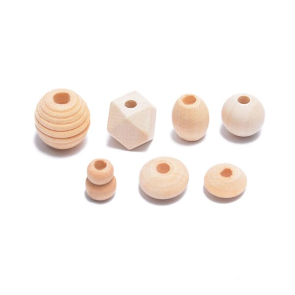 Sortiment kleiner Holzperlen in verschiedenen Formen und Größen.