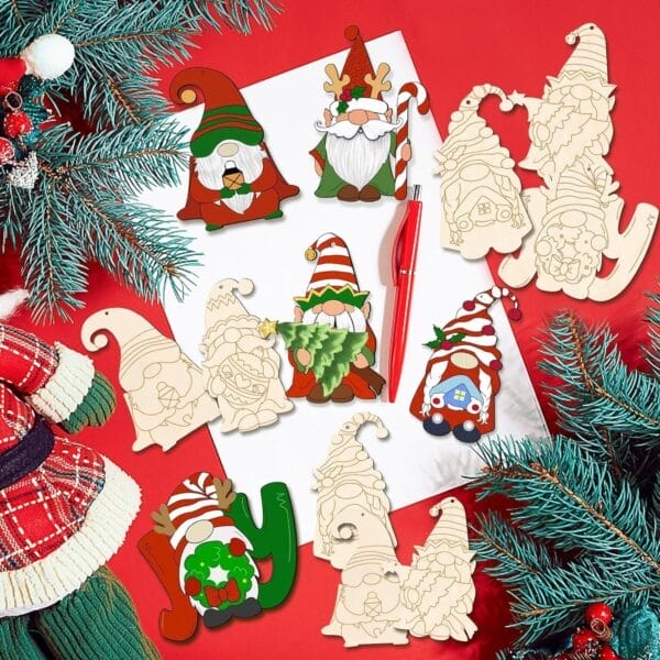 Unbemalte Weihnachtsdekoration aus Holz in Form eines Zwergs. Großhandelslieferung unfertiger Weihnachtsdekorationen, perfekt für DIY-Projekte.