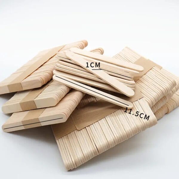 Zusammengebundene Holzstäbchen zum Basteln mit den Abmessungen 1 cm x 11,5 cm.