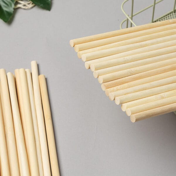 Bündel aus hochwertigen Bambusstäben, perfekt für Bastelarbeiten und Modellbau.