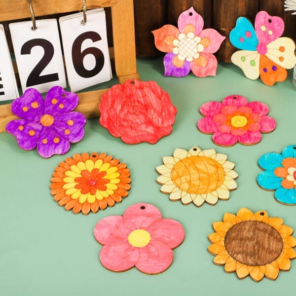 Bunte handbemalte Holzblumen; perfekt für Bastelarbeiten und Kinderprojekte. #BlumenAusHolz #Holzblumen