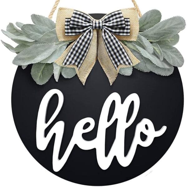 Runde Wanddekoration aus Holz mit „Hallo“-Schriftzug, Schleife aus Sackleinen und Salbeigrün. Kreative Holzkunst.