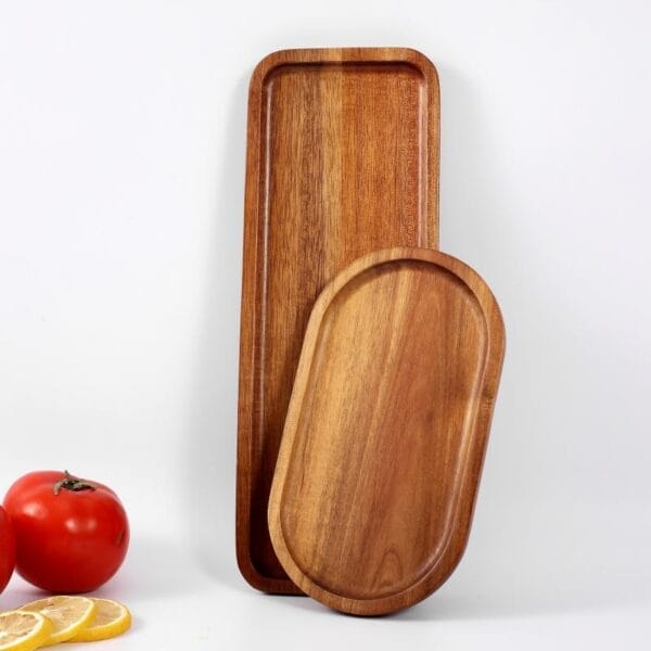Zwei Serviertabletts aus Akazienholz: eine rechteckige und eine ovale Platte. Hochwertige Servierbretter aus Massivholz.
