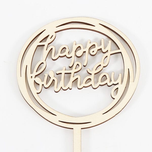 Tortenaufsatz aus Holz mit der Aufschrift „Happy Birthday“ im Kreisdesign. Perfekt für Geburtstagsfeiern.