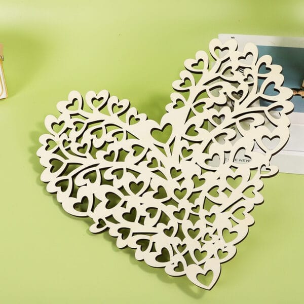 Aufwendige Herzdekoration aus Holz, perfekt für die Hochzeitsdekoration. Holzherzen im Großhandel erhältlich.