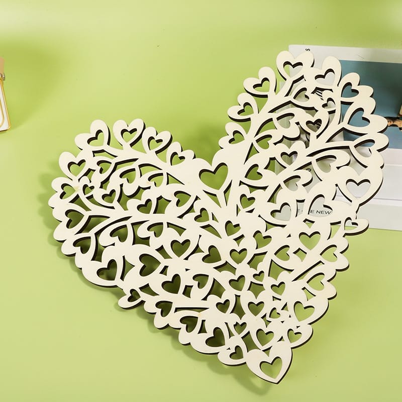 Aufwendige Herzdekoration aus Holz, perfekt für die Hochzeitsdekoration. Holzherzen im Großhandel erhältlich.