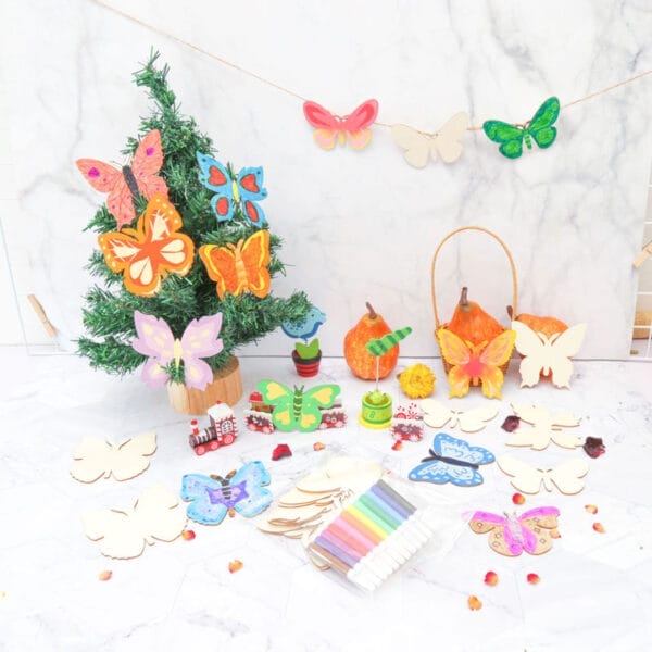 Bunte bemalte und unbemalte Holzschmetterlinge, Bastelbedarf und ein Miniatur-Weihnachtsbaum. Lasergeschnittene Holzschmetterlinge im Großhandel für Heimwerkerprojekte.