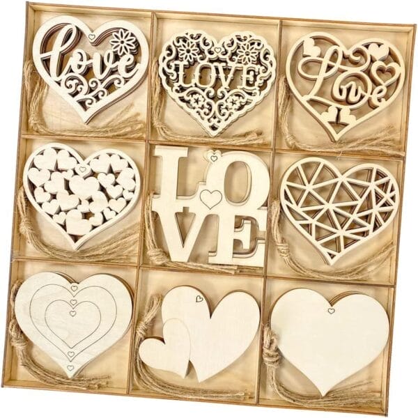 Herzförmige Aufhängung Deko; einige sind schlicht, andere zeigen das Wort „LOVE“ in verschiedenen Designs.