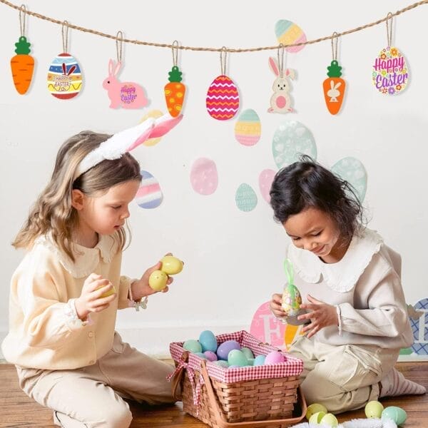 Zwei Kinder spielen mit Ostereiern und Osterdekorationen aus Holz. Frohe Ostern!
