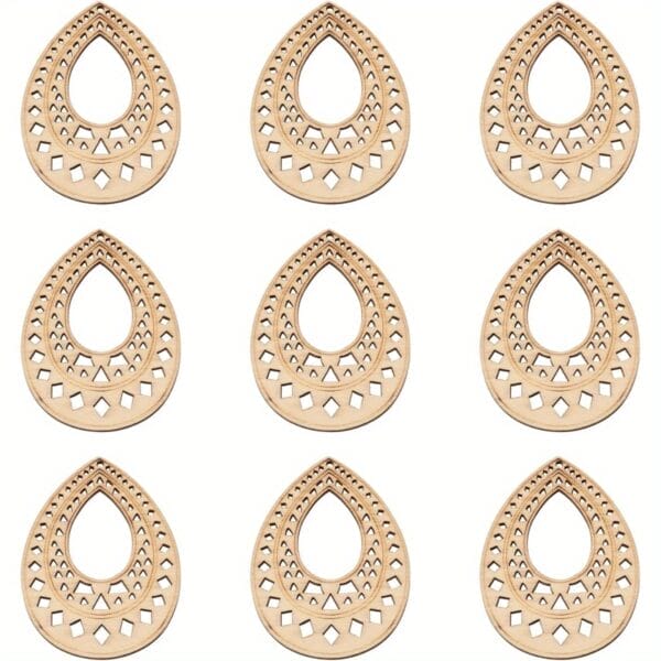 Neun unfertige Tropfenohrringe aus Holz mit geometrischen Ausschnitten. Großhandelsanhänger aus Holz zur Schmuckherstellung.