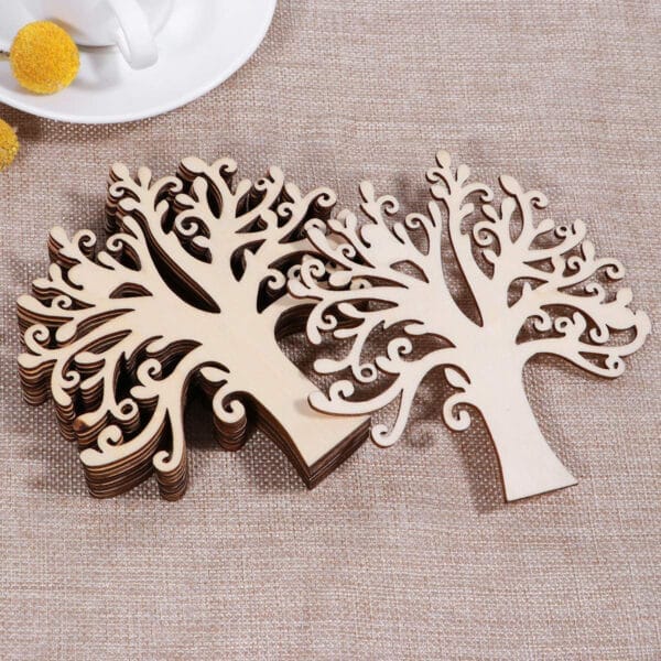 Stapel von Lebensbaum-Ornamenten aus Naturholz. Großhandelsanhänger aus Holz.