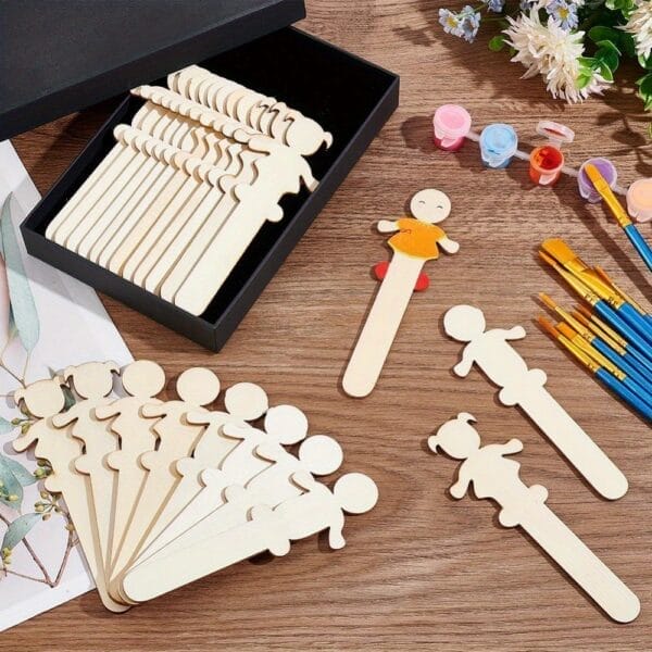 Unbemalte Holzstäbchen in Menschenform, ideal für DIY-Projekte. Toll zum Basteln mit Kindern.