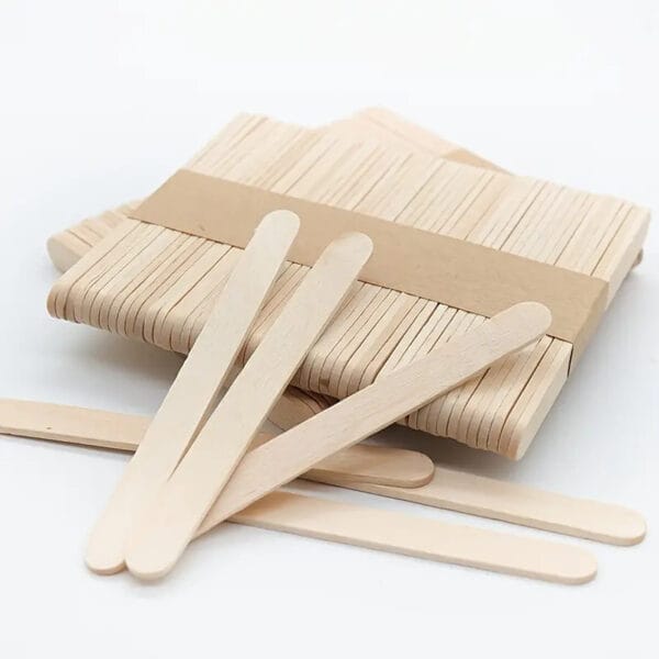 Zusammengebündelte Holzstäbchen zum Basteln.