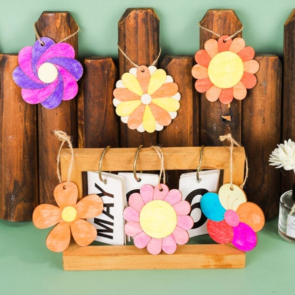 Bunte Blumenornamente aus Holz und ein Mai-Kalender. Perfekt für DIY-Projekte und Bastelarbeiten mit Kindern.