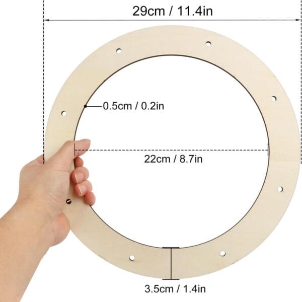 Unbearbeiteter runder Holzkranz, 29 cm Durchmesser, mit vorgebohrten Löchern zum Basteln und Dekorieren.