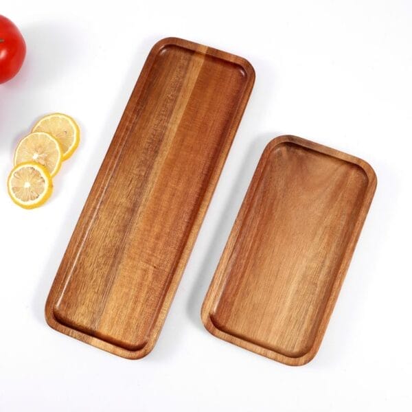 Zwei rechteckige Serviertabletts aus Akazienholz. Ein größeres und ein kleineres Tablett.