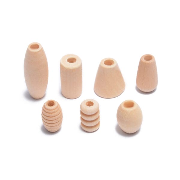 Sortiment kleiner Holzperlen und Anhänger.