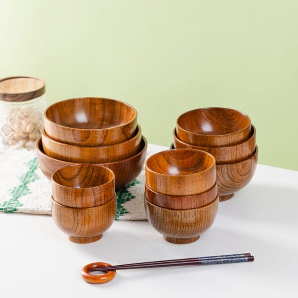 Gestapelte Schalen aus Akazienholz, ideal zum Servieren warmer Speisen. Holzschalen im Großhandel erhältlich.