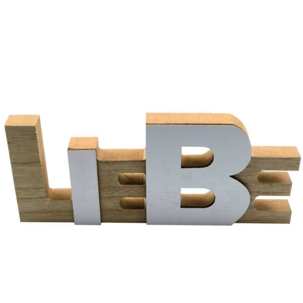 Holzbuchstaben mit der Aufschrift „Liebe“, perfekt als Hochzeitsdekoration oder Tischdeko.