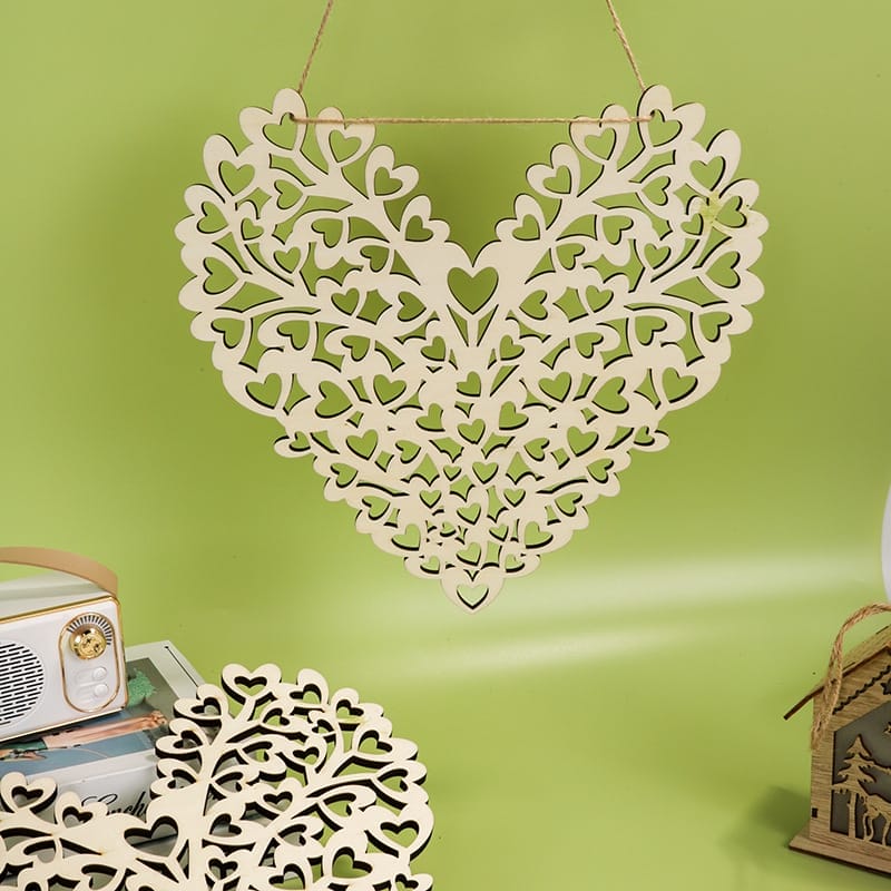 Aufwendige, lasergeschnittene Herzornamente aus Holz, ideal für Hochzeitsdekorationen. Holzherzen im Großhandel erhältlich.