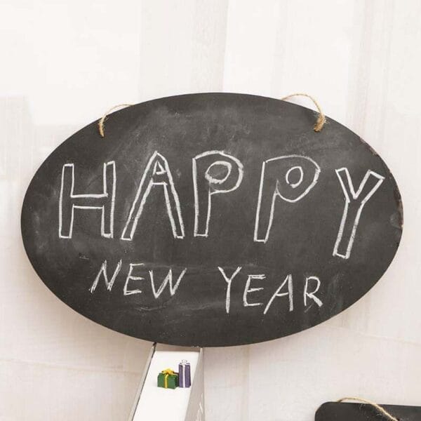 Ovales Kreideschild mit der Aufschrift „Frohes neues Jahr“. Kreideschild im Großhandel.