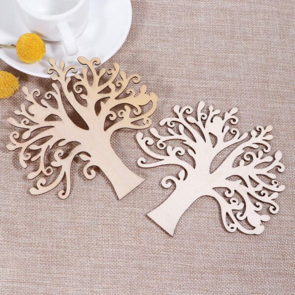 Zwei naturfarbene Lebensbaum-Ornamente aus Holz. Großhandelsanhänger aus Holz.