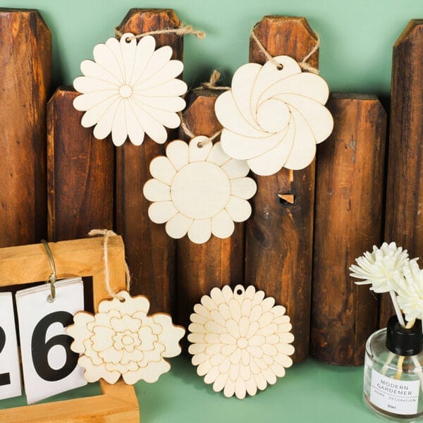 Blumenausschnitte aus Holz zum Basteln. Perfekt für Kinderprojekte.