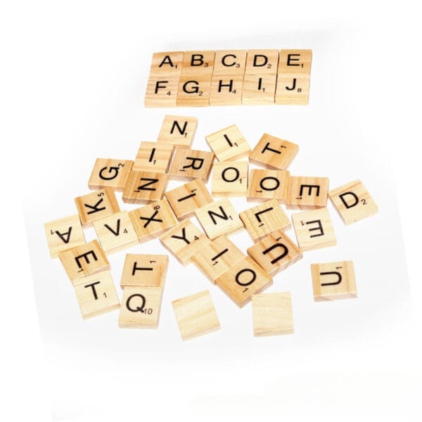 Verstreute Scrabble-Steine aus Holz mit Buchstaben des Alphabets. Hochwertige Buchstaben aus Buchenholz, ideal zum Basteln.