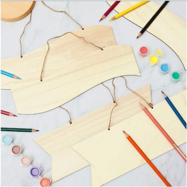 Holzrohlinge für DIY-Dekoration. Gestalten Sie individuelle Schilder mit Farbe und Stiften.