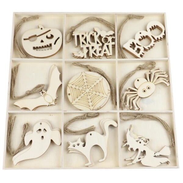 Halloween-Dekorationen aus Holz in einer Box; Kürbisse, Fledermäuse, Spinnen, Geister und mehr. Ideal für DIY-Projekte.