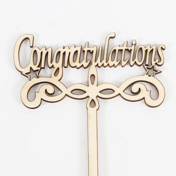 Tortenaufsatz aus Holz „Herzlichen Glückwunsch“ mit dekorativen Schnörkeln und Sternen.