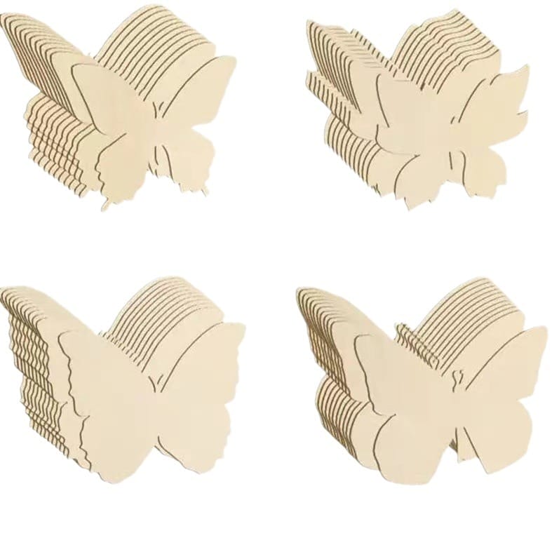 Vier Stapel unfertiger Schmetterlingsformen aus Holz