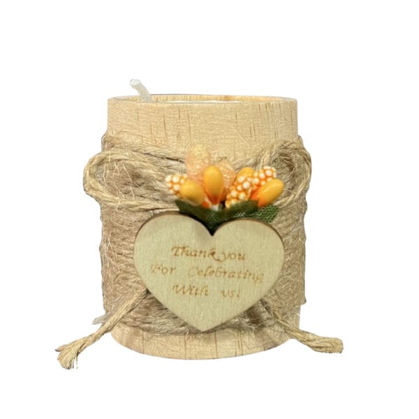 Teelichthalter aus Holz mit Sackleinen und floralen Akzenten. „Danke, dass Sie mit uns feiern!“