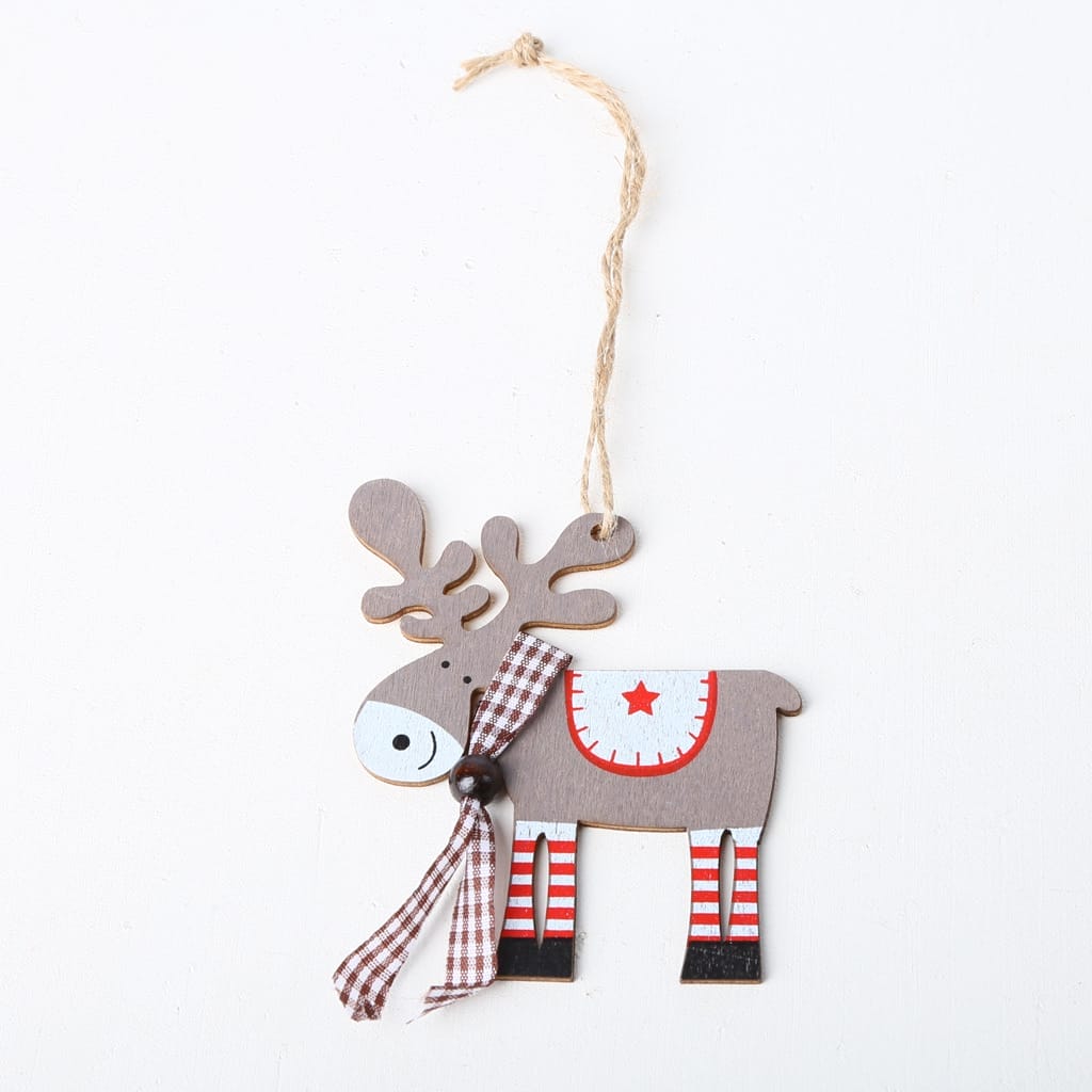 Niedliches Rentier-Weihnachtsornament aus Holz mit rot-weiß gestreiften Socken und braunkariertem Schal. Perfekt für die selbstgemachte Weihnachtsbaumdekoration.