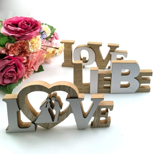 Hölzerne LOVE-Buchstaben & LIEBE-Schilder; Hochzeitsdeko. Großhandel für Hochzeitsdekorationen.